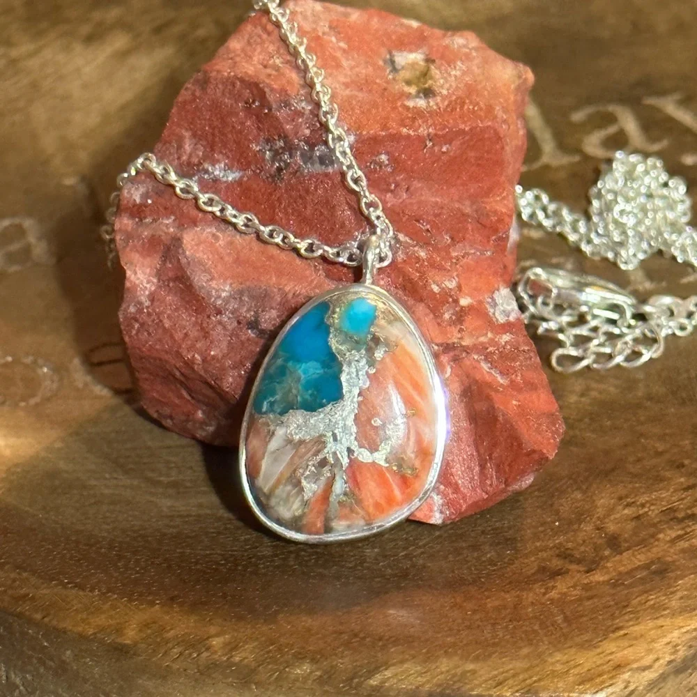 Turquoise spiny oyster sterling silver necklace - Picture 2 of 8